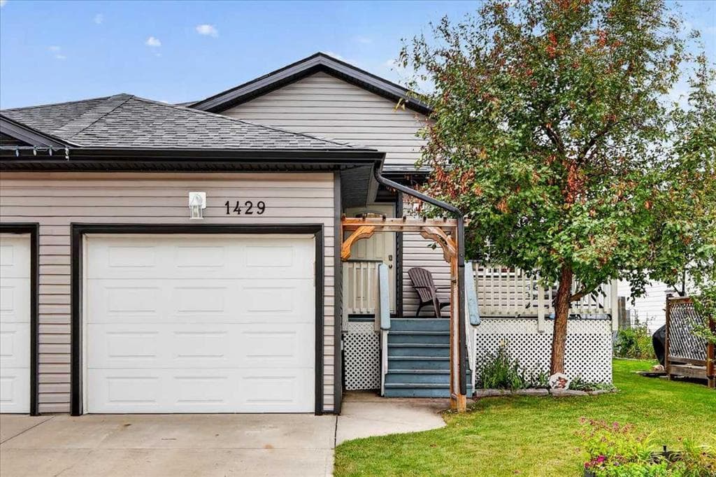 1429 Strathcona Way — photo 1