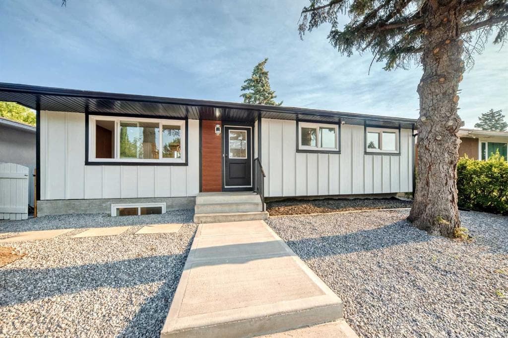 808 Avonlea Place SE — photo 1