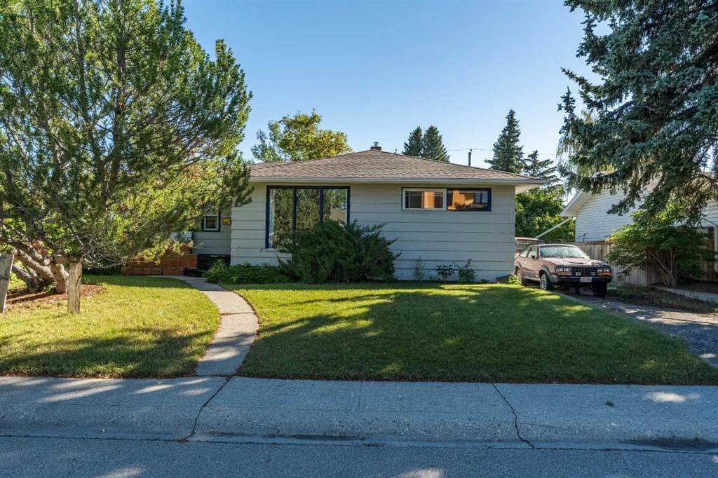 4-bed Detached for sale at 11 Winchester Crescent SW, Calgary