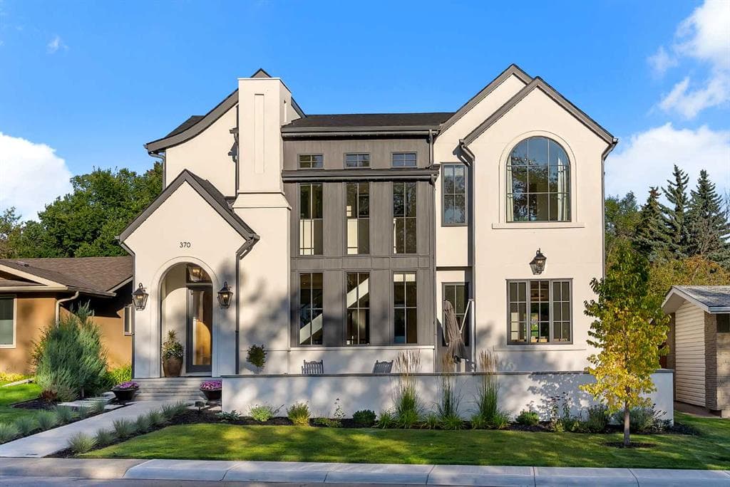 370 Capri Crescent NW — photo 1