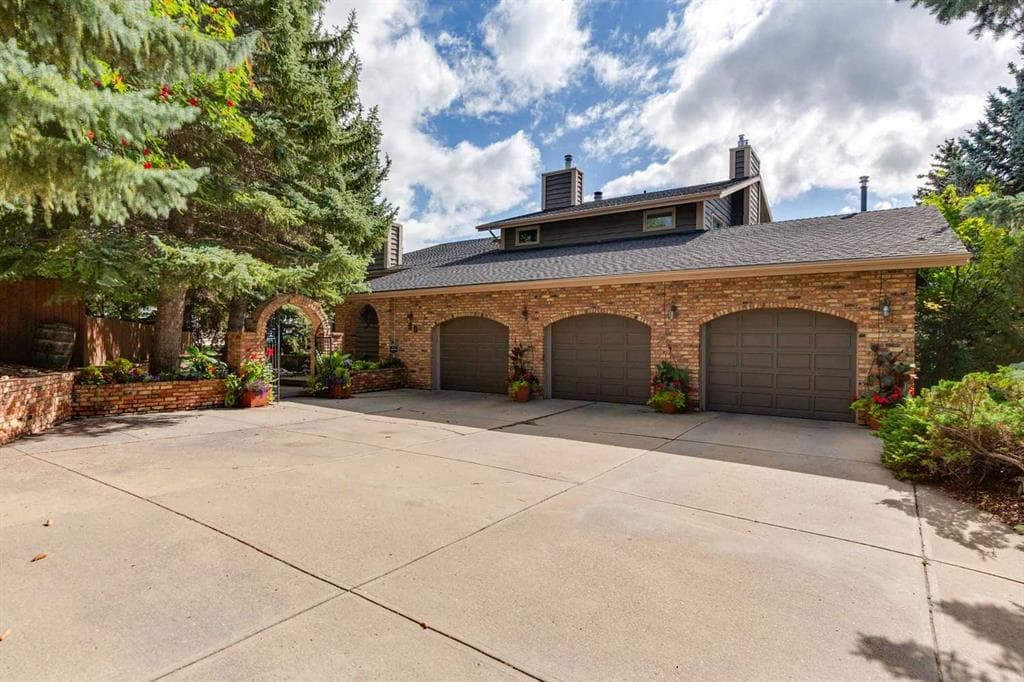 4-bed Detached for sale at 20 Silver Creek Place NW, Calgary