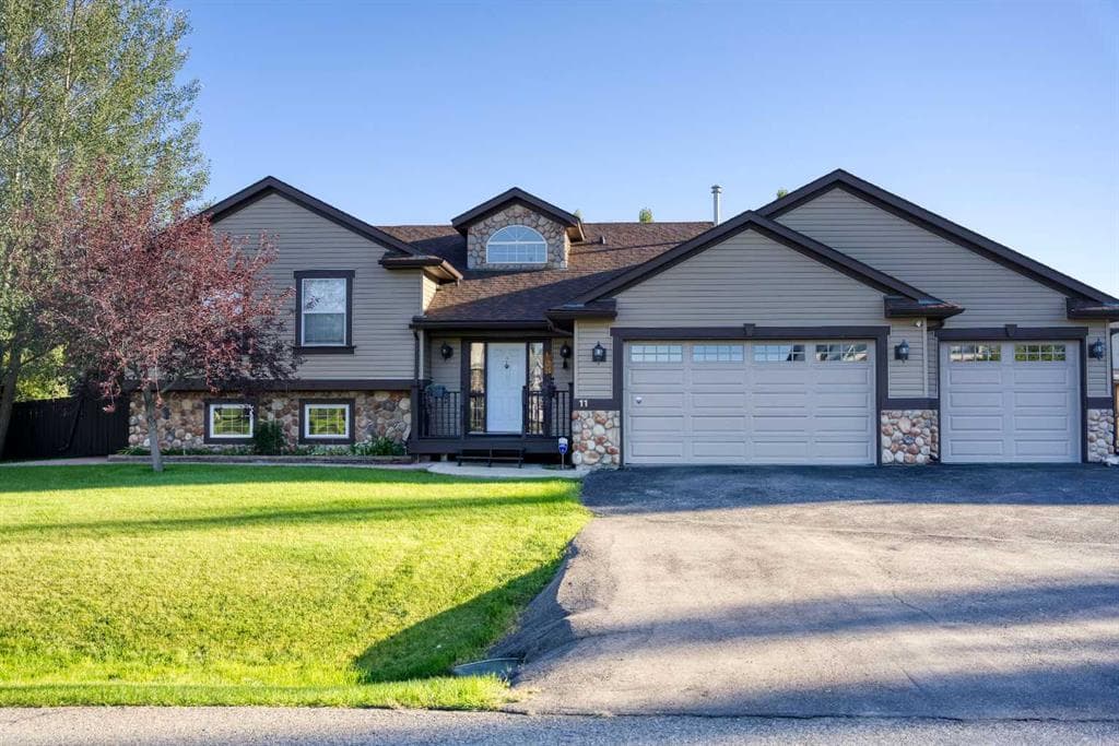 11 Wenstrom Crescent NE — photo 1