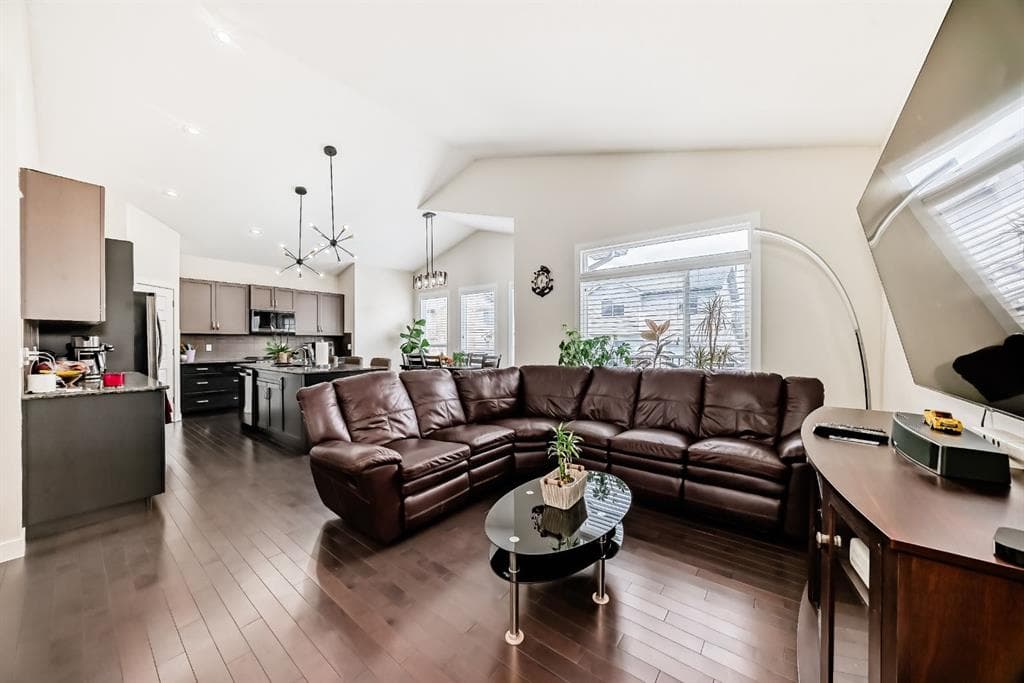 612 Montgomery Close SE — photo 1