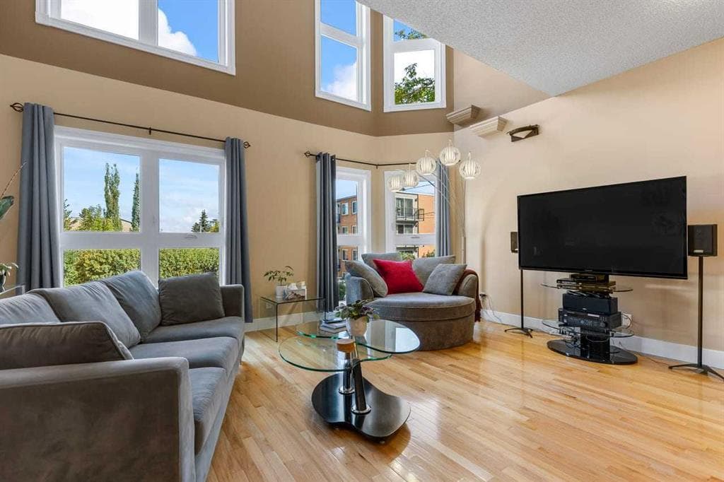 1515 21 Avenue SW — photo 1