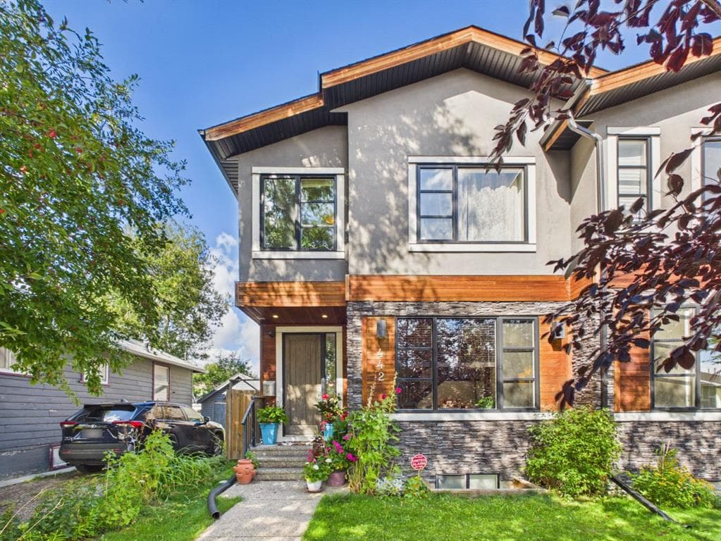 442 23 Avenue NE — photo 1