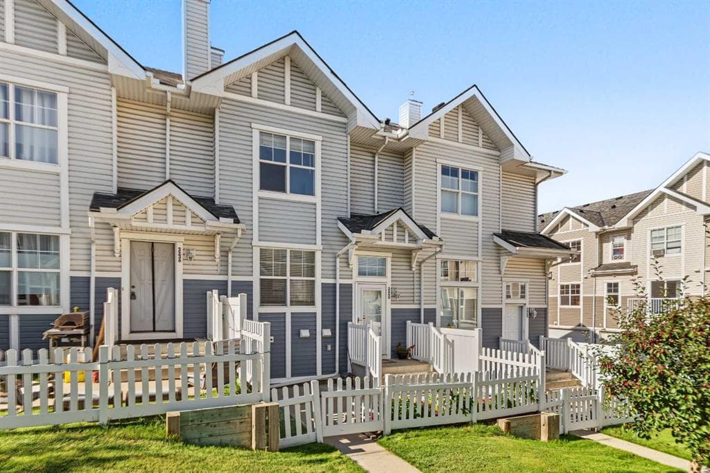 2-bed Townhouse for sale at 3240 New Brighton Gardens SE, Calgary