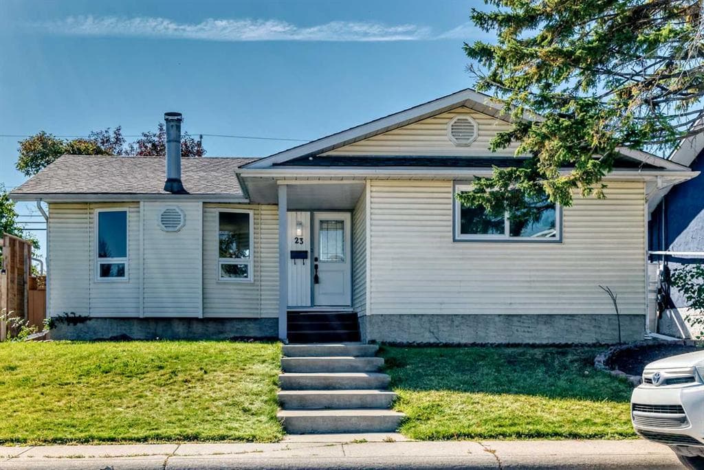 23 Penworth Crescent SE — photo 1