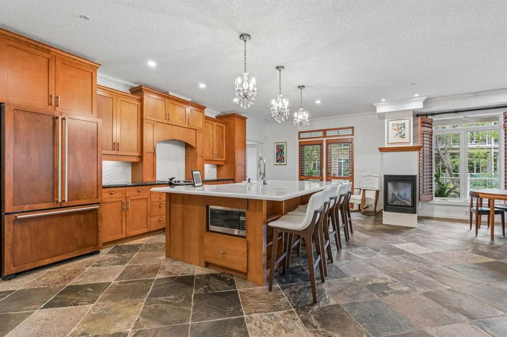 8202, 14 Hemlock Crescent SW — photo 1