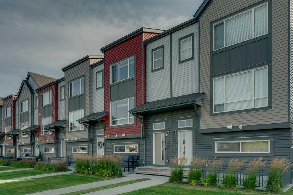 3-bed Townhouse for sale at 147 Copperstone Park SE, Calgary