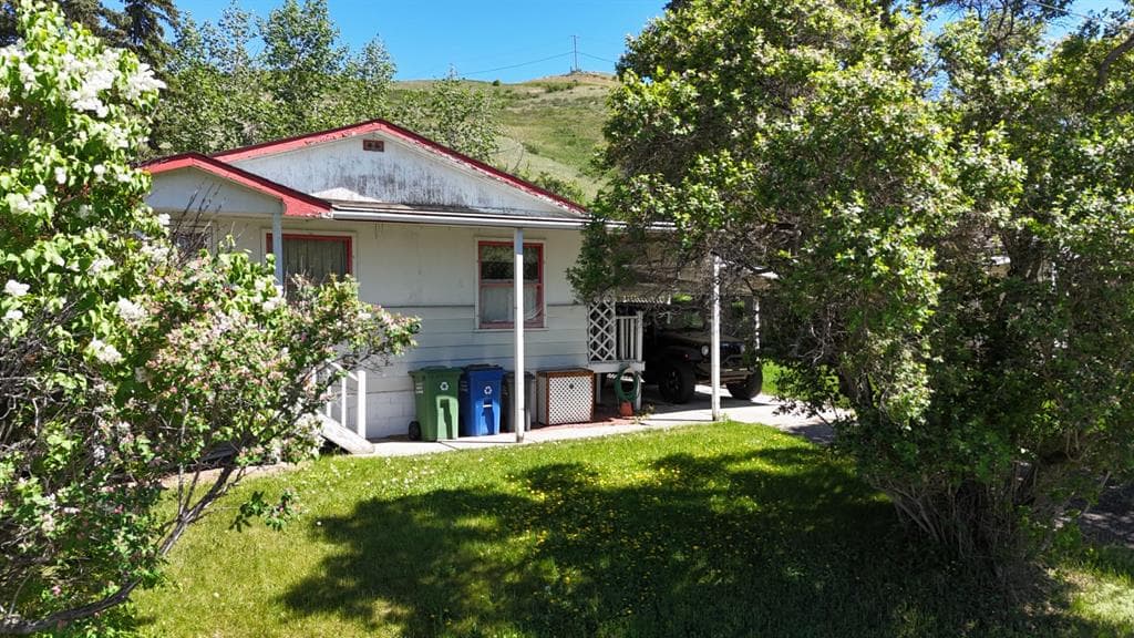 3-bed Detached for sale at 332 Third Street W, Cochrane
