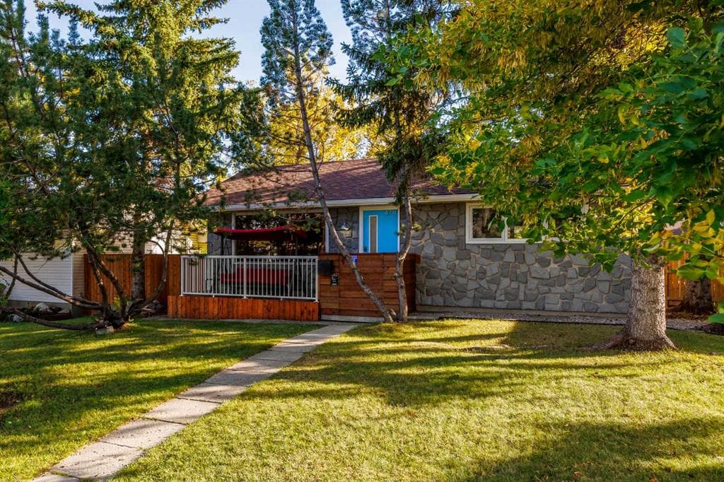 4711 26 Avenue SW — photo 1