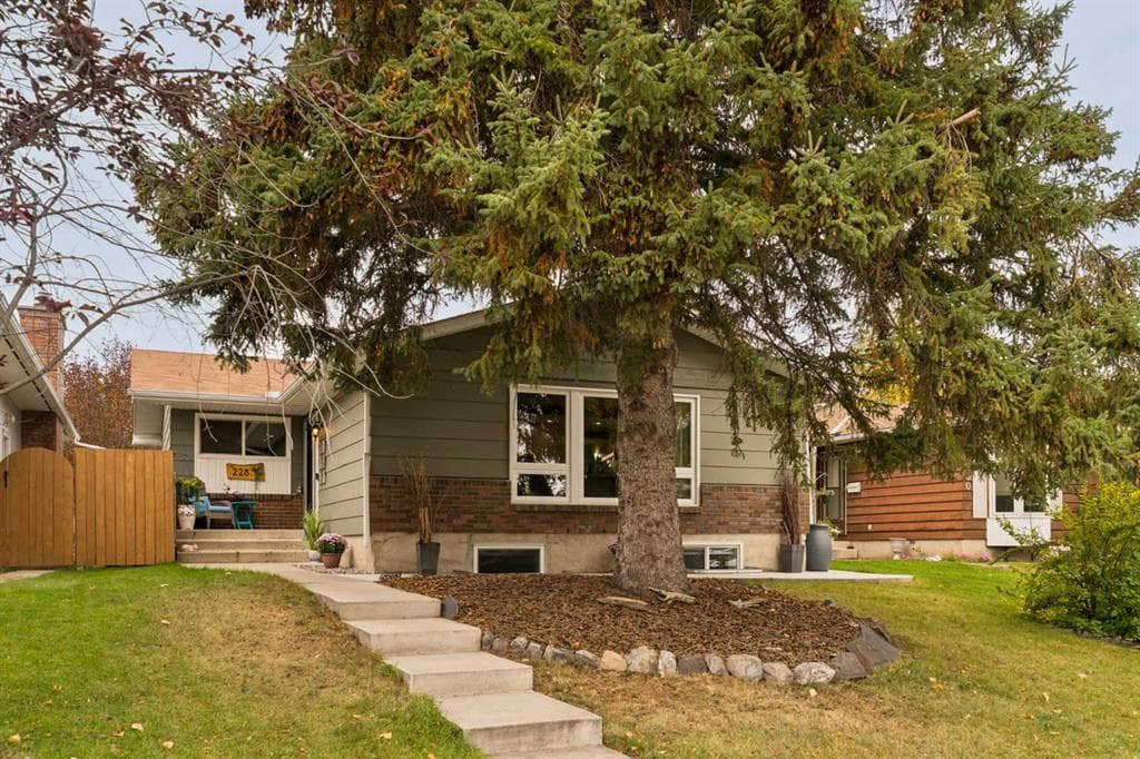 228 Midridge Crescent SE — photo 1