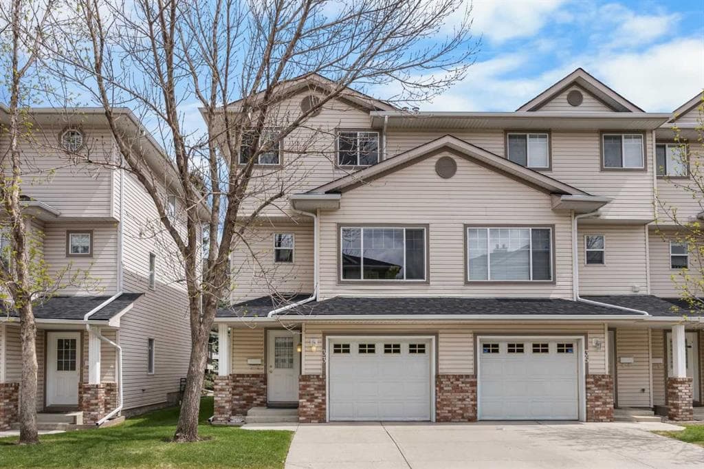 3-bed Townhouse for sale at 33 Country Hills Cove NW, Calgary