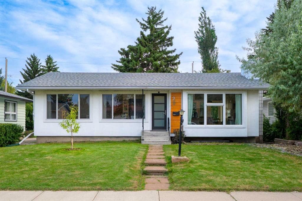 29 Hillary Crescent SW — photo 1