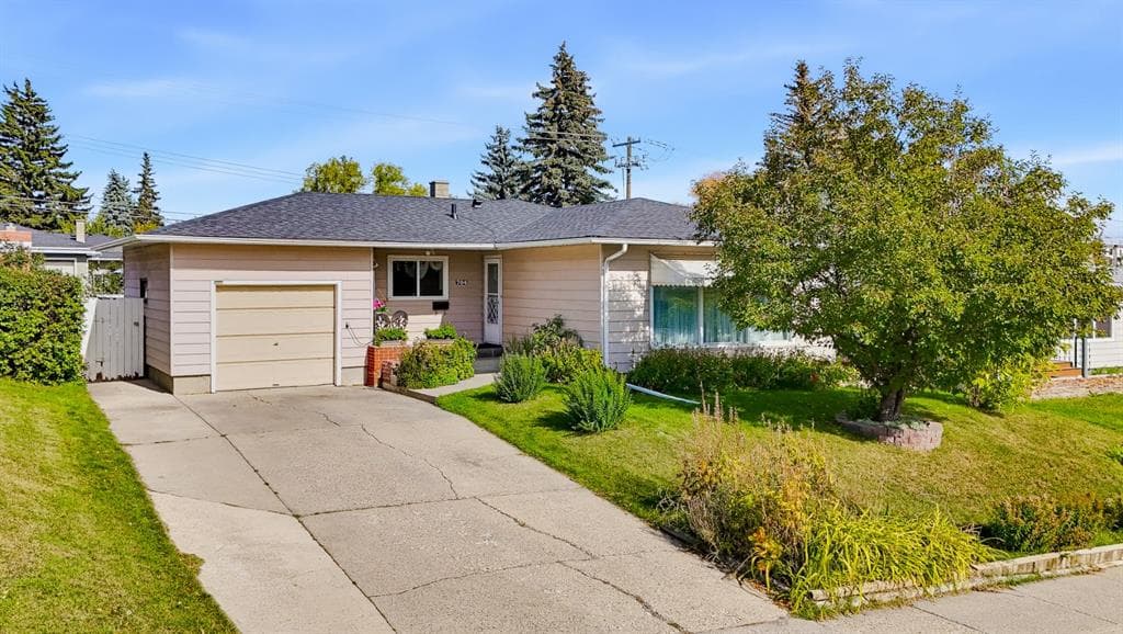 704 75 Avenue SW — photo 1