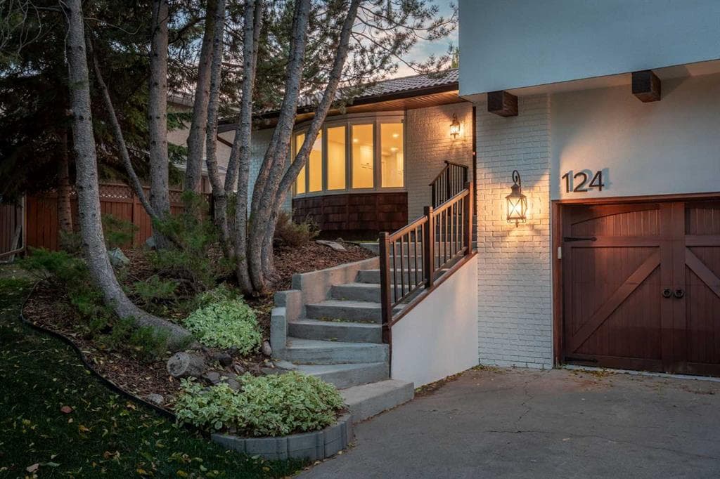 5-bed Detached for sale at 124 Canterbury Drive SW, Calgary