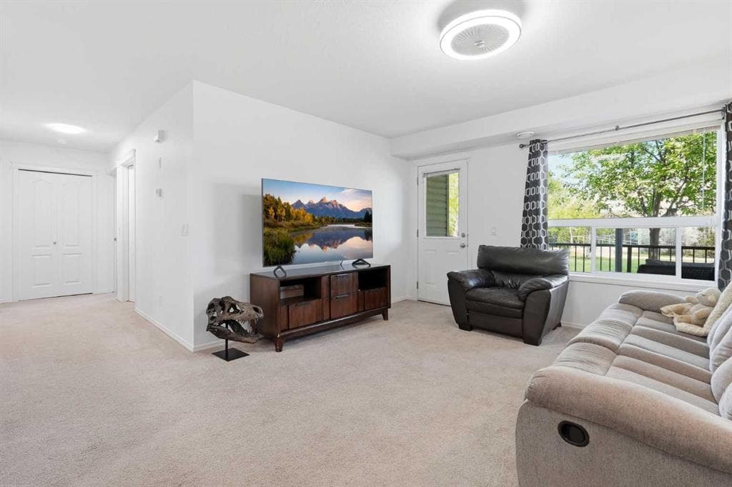 400, 8 Bayside Place — photo 1