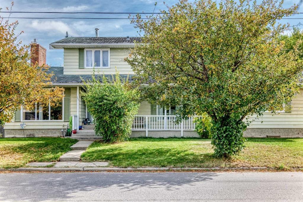 102 4 Avenue SE — photo 1