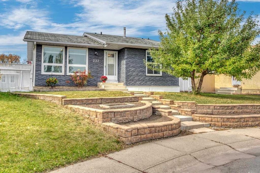 5-bed Detached for sale at 232 Madeira Place NE, Calgary