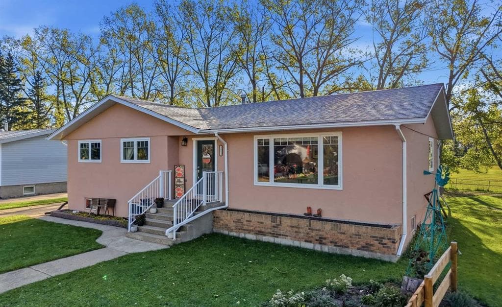 2211 Westview Crescent — photo 1