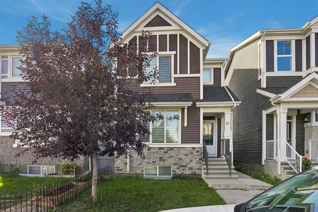 88 Red Embers Crescent NE — photo 1