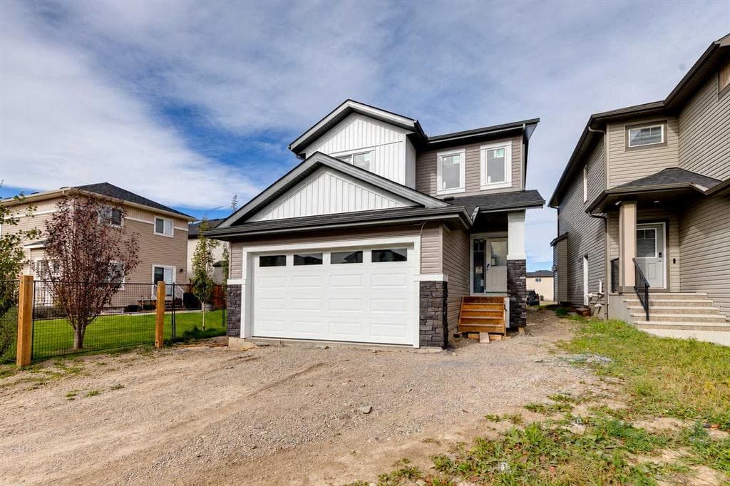 844 Hampshire Crescent NE — photo 1
