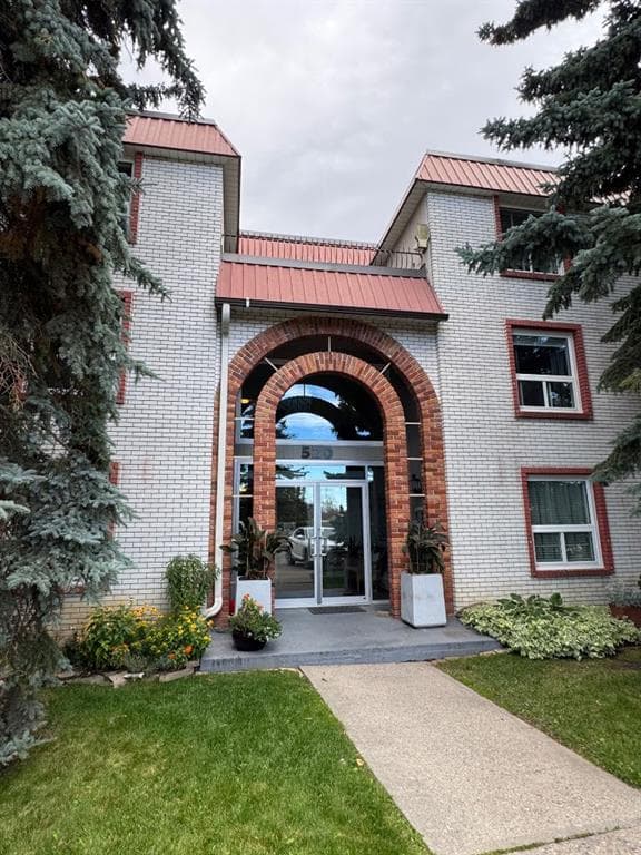 3-bed Apartment for sale at 202, 520 Cedar Crescent SW, Calgary