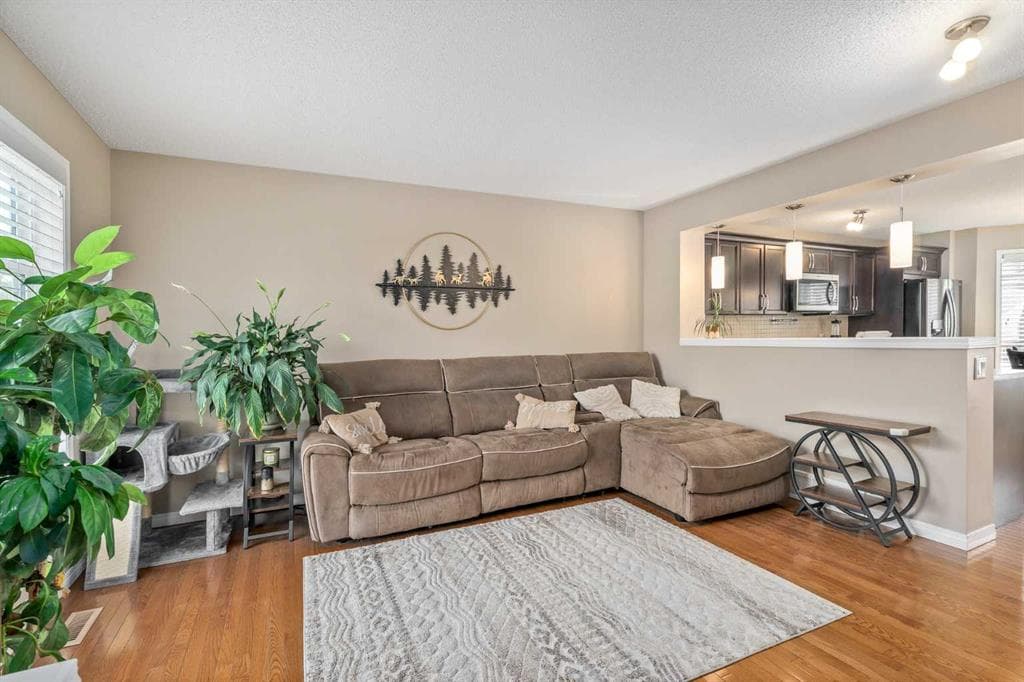 240 Elgin Meadows Gardens SE — photo 1