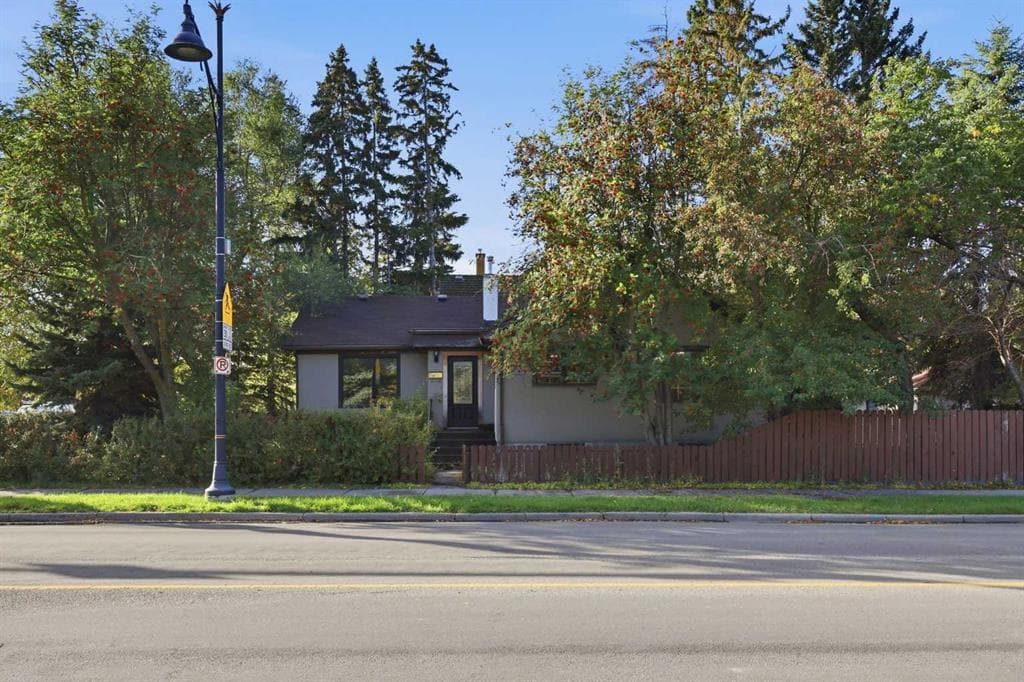601 30 Avenue SW — photo 1