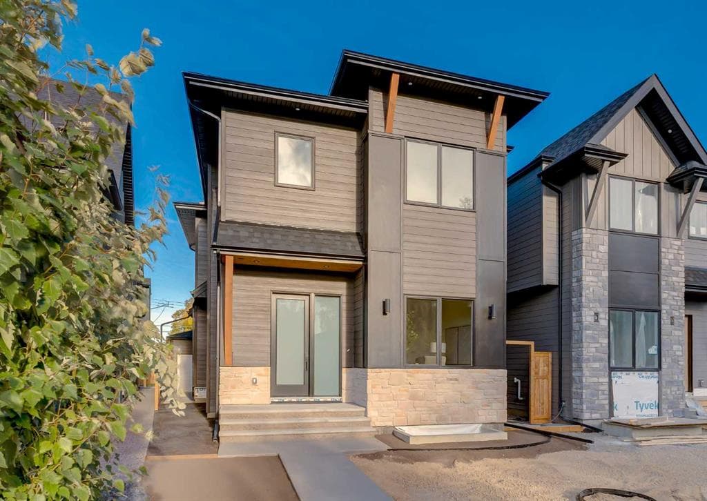 70A Montrose Crescent NE — photo 1