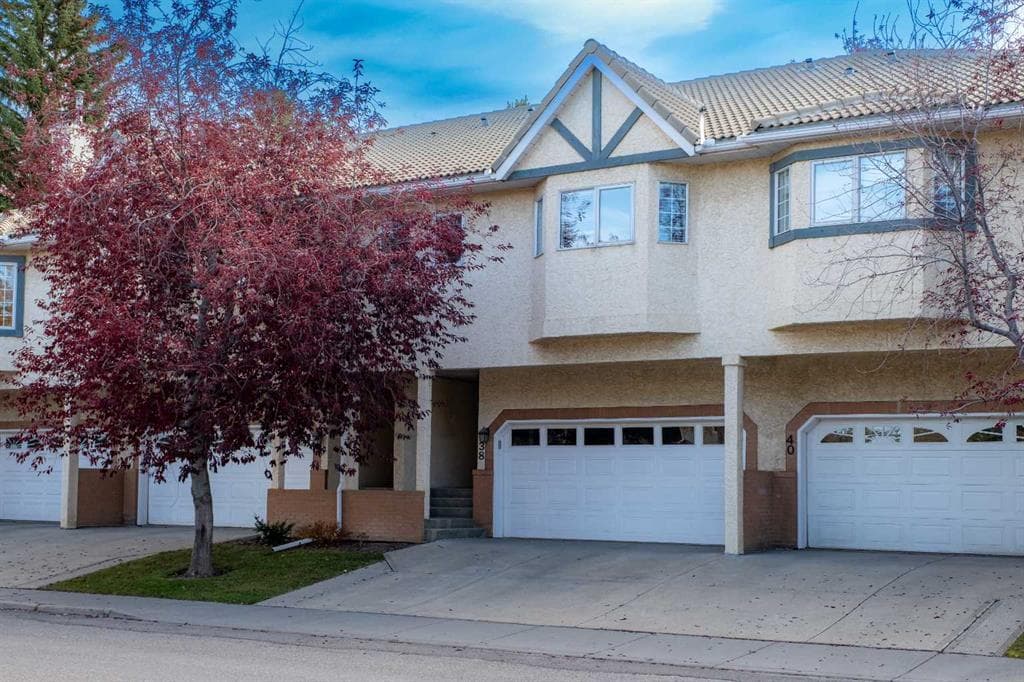 38 Richelieu Court SW — photo 1