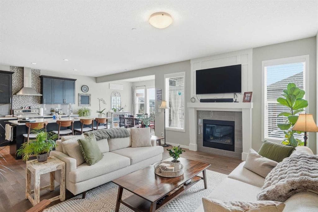 186 Howse Rise NE — photo 1