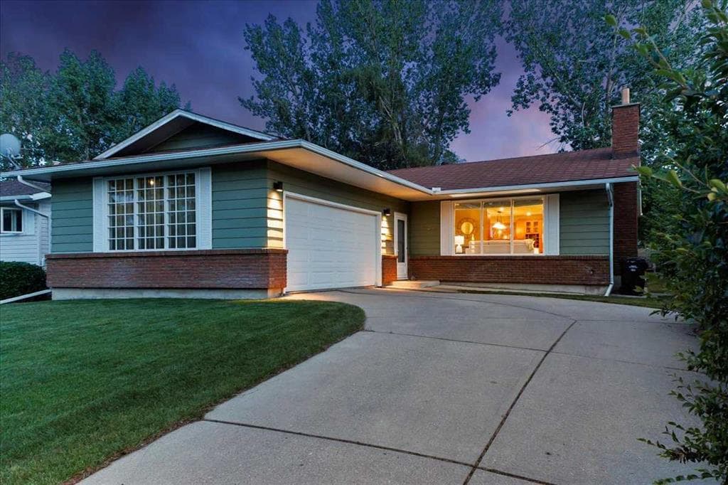 4-bed Detached for sale at 124 Oakmoor Place SW, Calgary