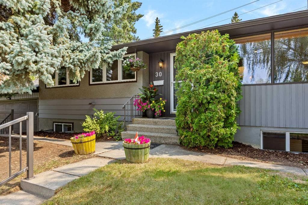4-bed Detached for sale at 30 Gateway Drive SW, Calgary