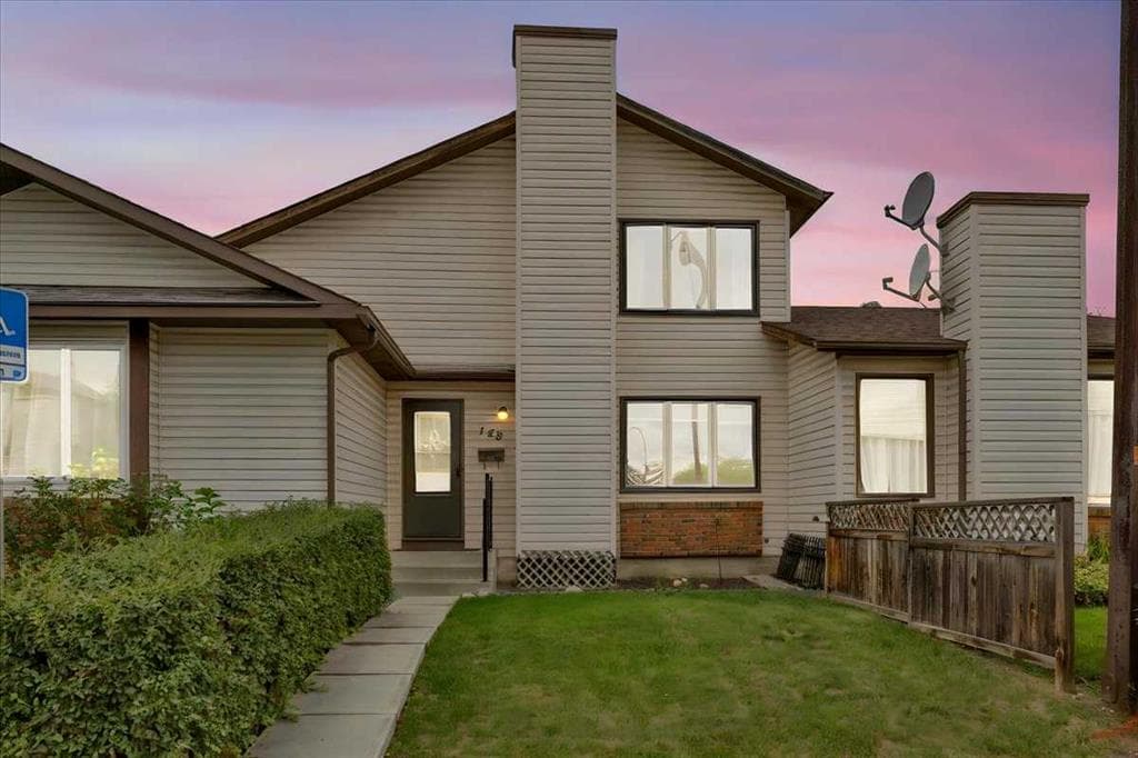 3-bed Townhouse for sale at 148 Deerview Way SE, Calgary