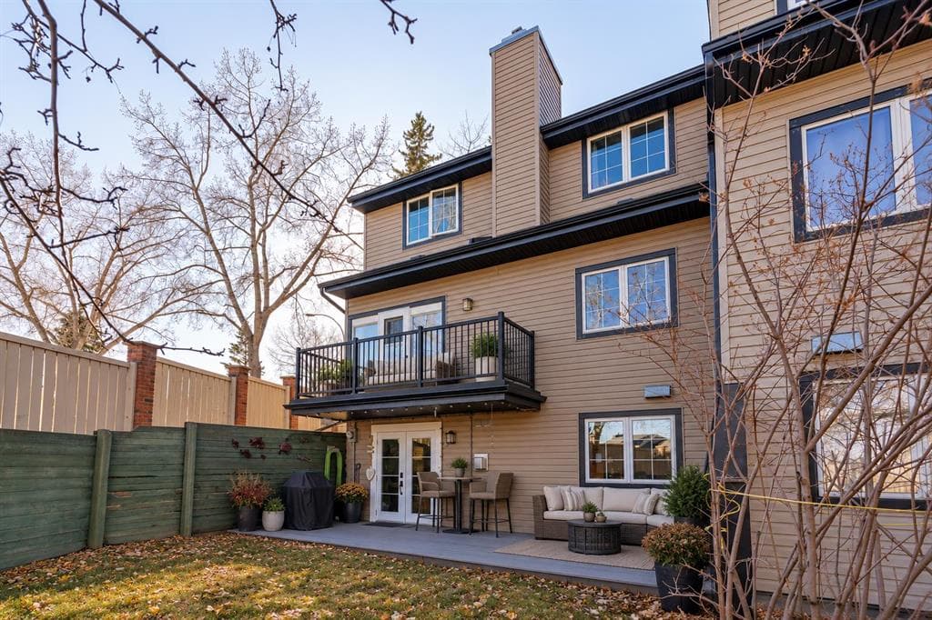 3-bed Townhouse for sale at 33, 448 Strathcona Drive SW, Calgary