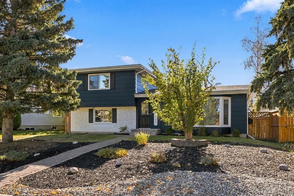543 Willingdon Boulevard SE — photo 1