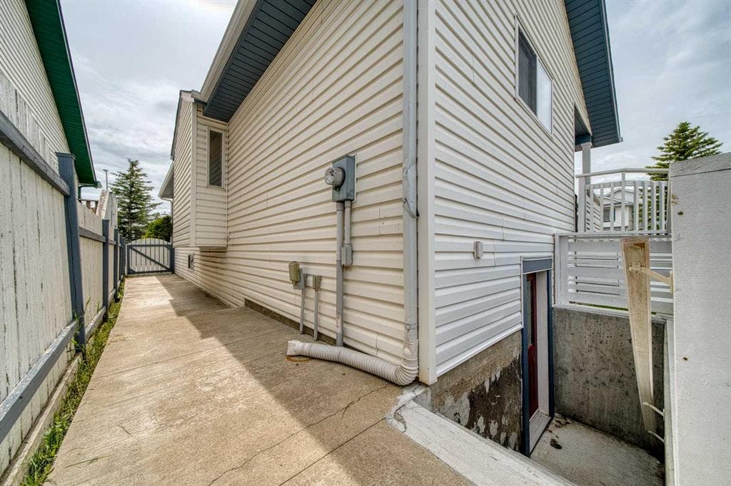 119 Applemont Close SE — photo 1