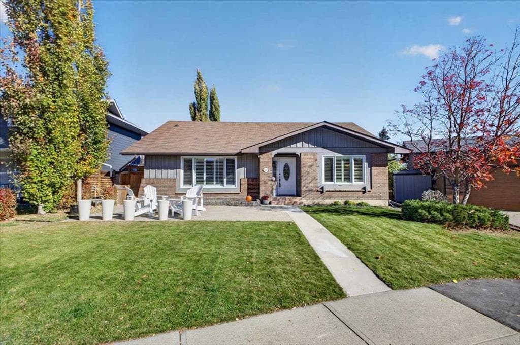 4-bed Detached for sale at 36 Lake Lucerne Close SE, Calgary