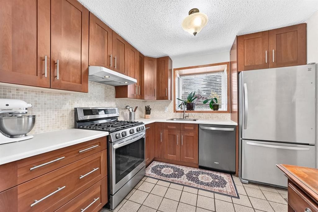 5-bed Semi-detached for sale at 6807 37 Avenue NE, Calgary