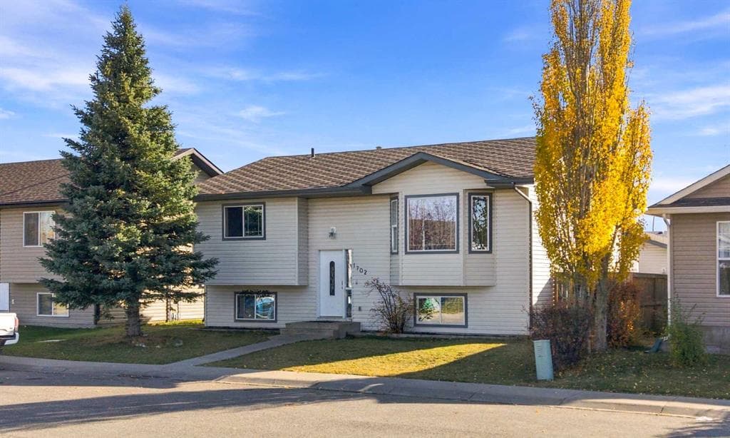 1702 Strathcona Place — photo 1