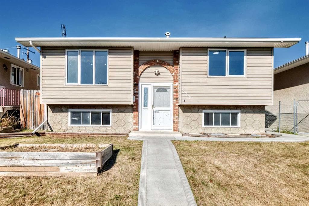 235 Margate Close NE — photo 1