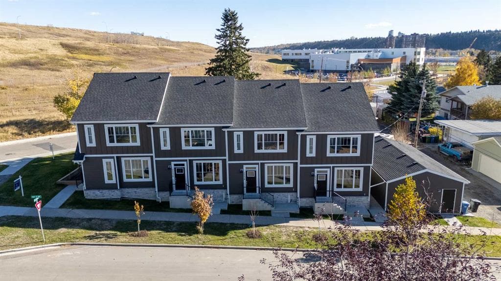 4-bed Townhouse for sale at 2232 44 Street NW, Calgary