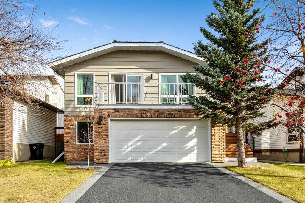 71 Strathclair Rise SW — photo 1