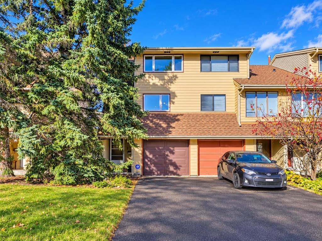 2-bed Townhouse for sale at 302 Woodvale Crescent SW, Calgary