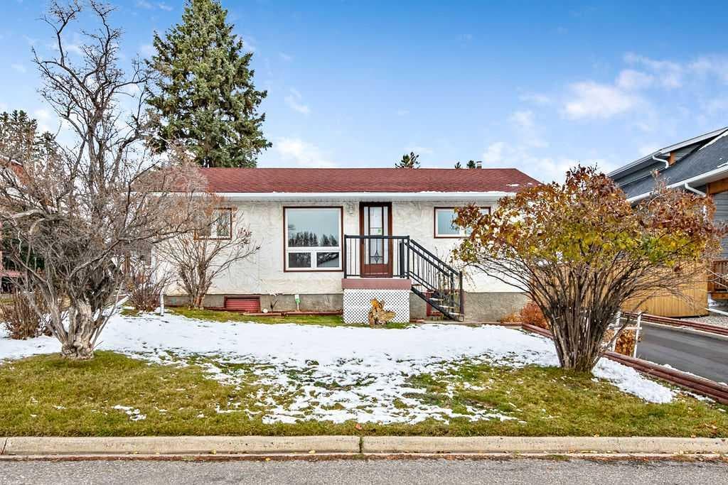 210 Edgar Avenue NW — photo 1
