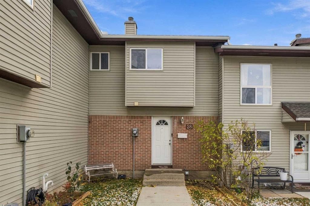 3-bed Townhouse for sale at 28, 64 Whitnel Court NE, Calgary