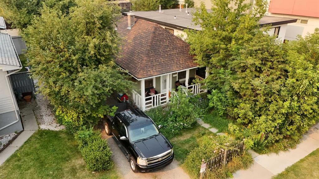 1816 27 Avenue SW — photo 1