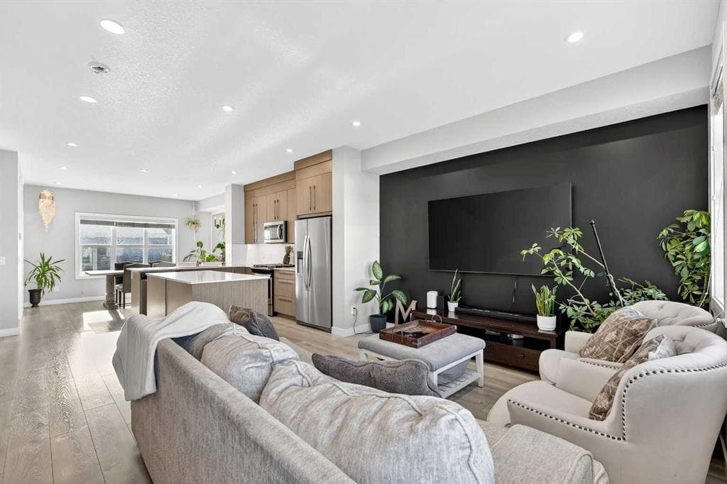 472 WEST LAKEVIEW Drive — photo 1