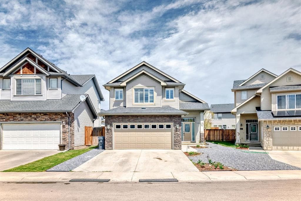 612 Montgomery Close SE — photo 1